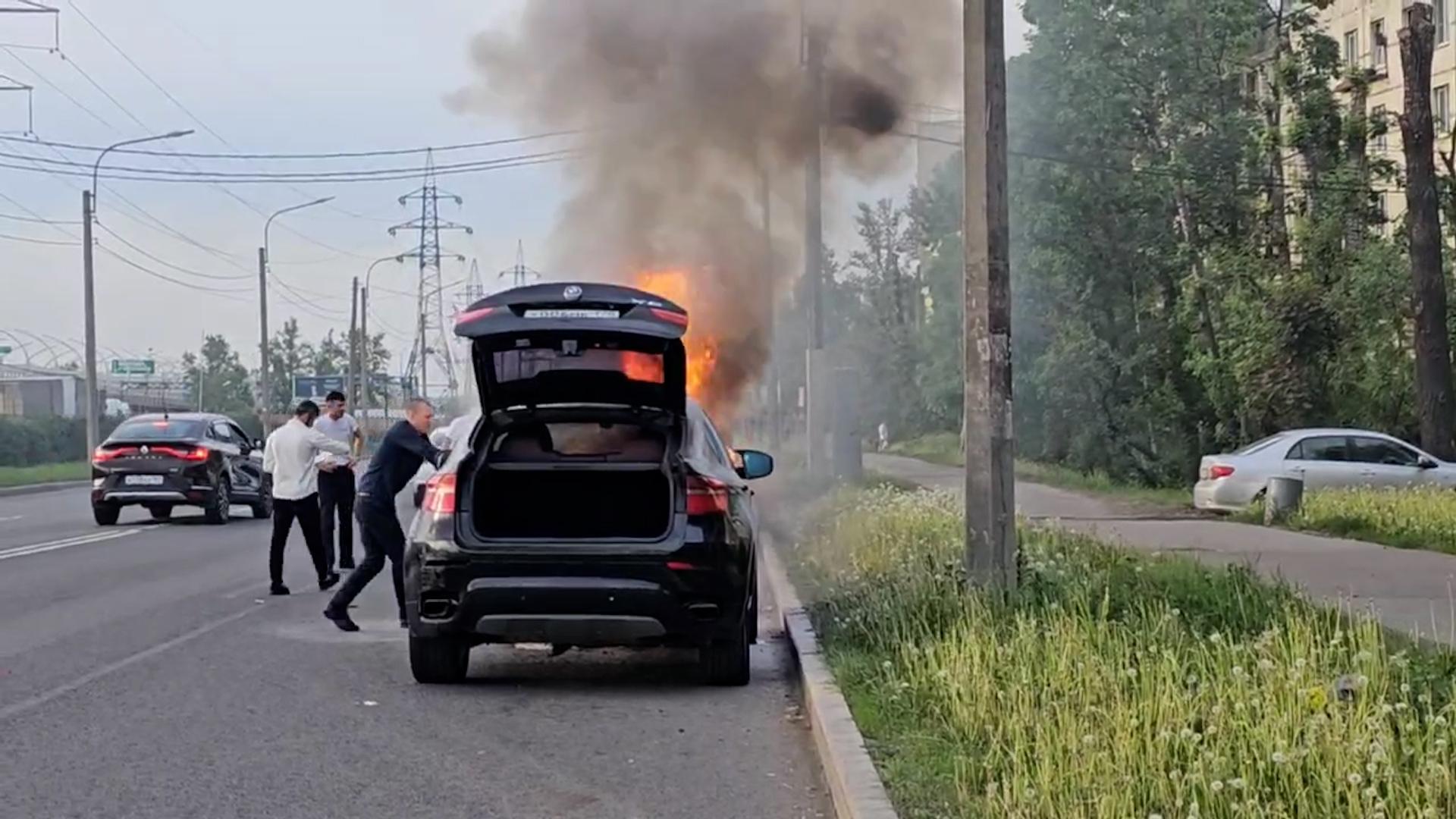 Чёрная BMW сгорела на Кубинской улице — видео