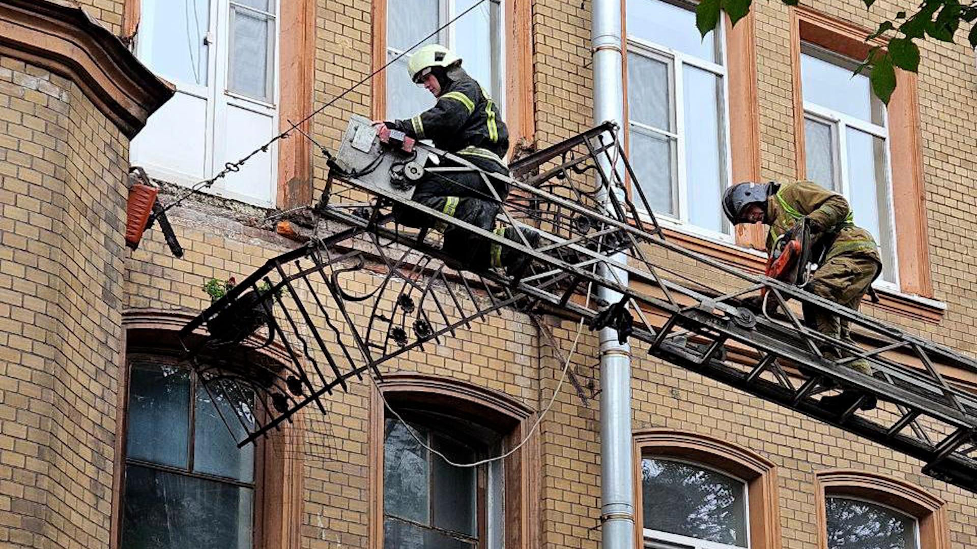 Жители дома с рухнувшим балконом рассказали о падающих досках и затопленном  подвале