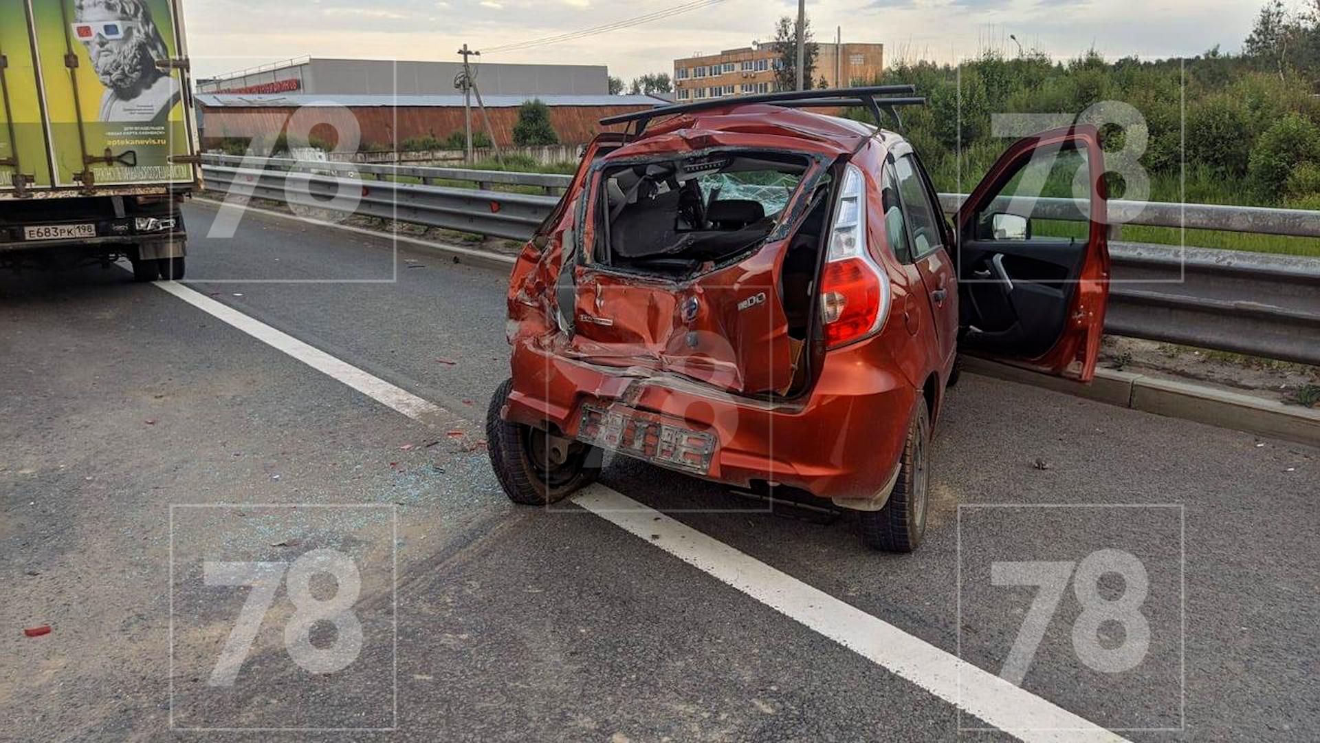 Водитель легковушки пострадал в массовой аварии на КАД