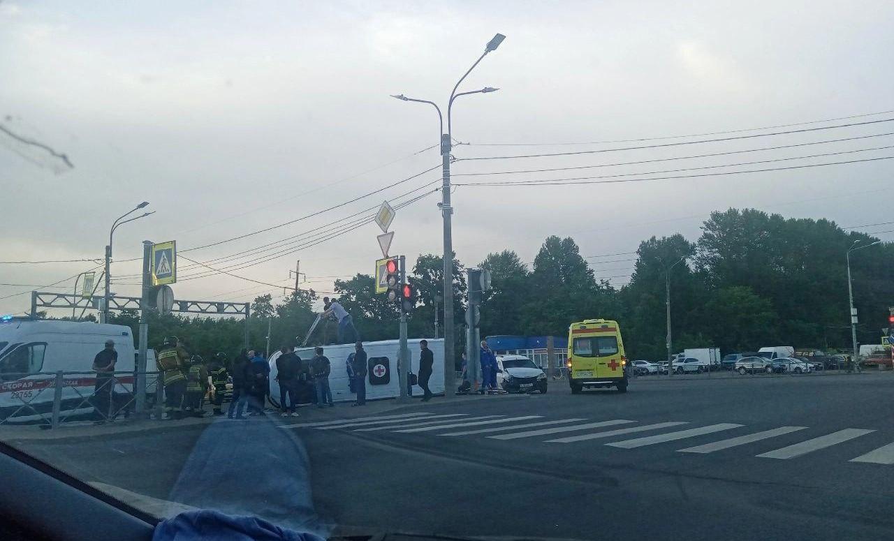 Двое водителей пострадали в жёстком ДТП на улице Солдата Корзуна в  Петербурге