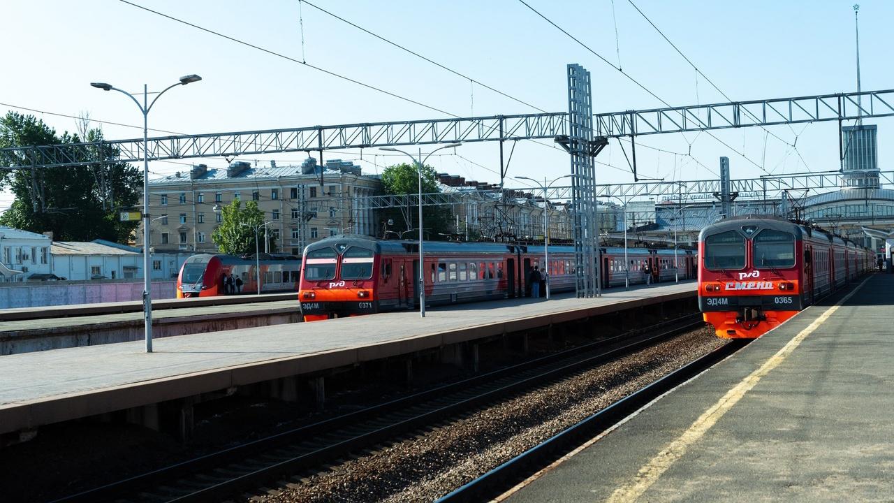 Дополнительные электрички из Петербурга в пригород запустят 22 и 23 июня