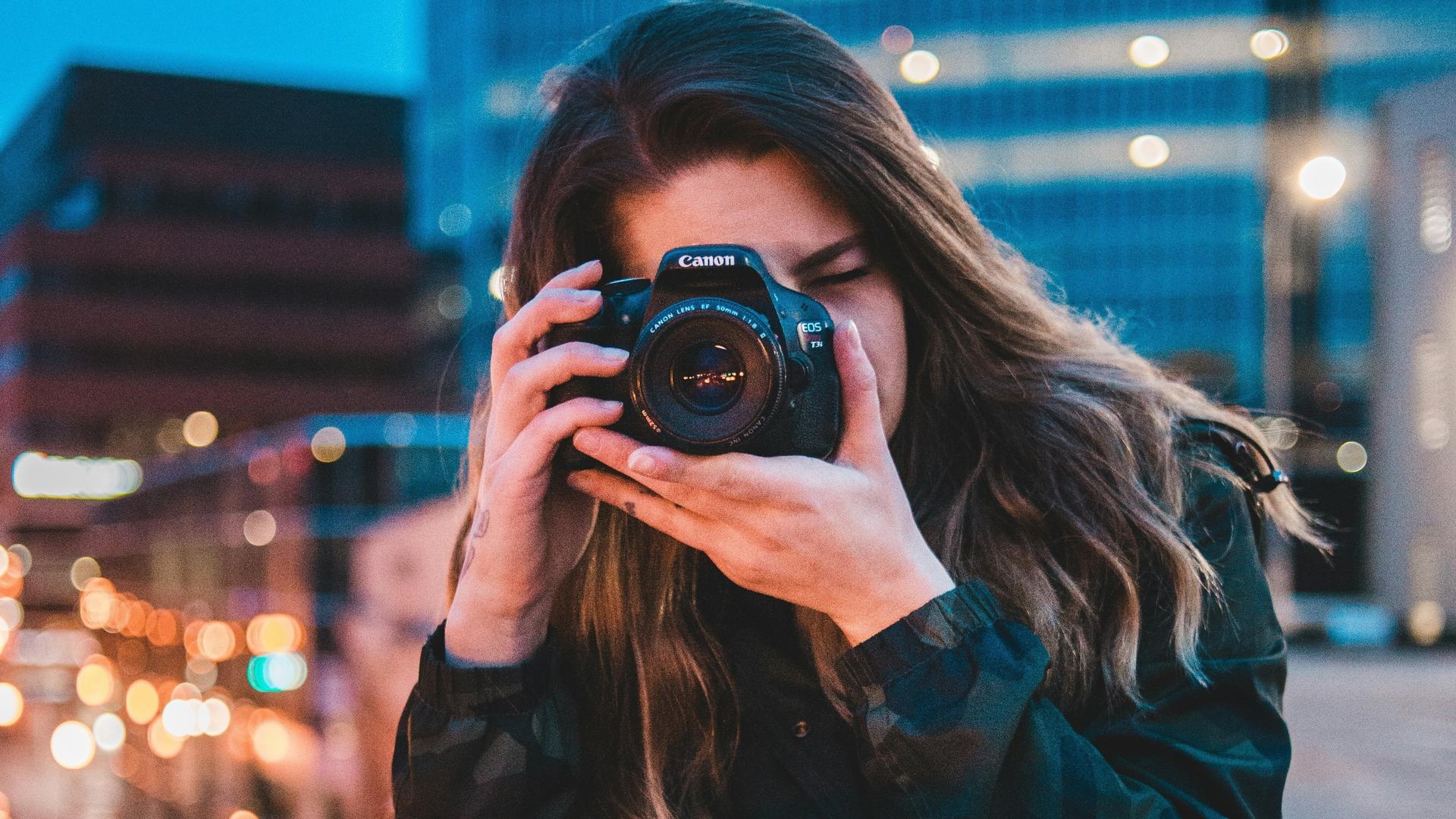 Подростки устроили фотосессию на крыше вестибюля станции метро «Сенная  площадь»