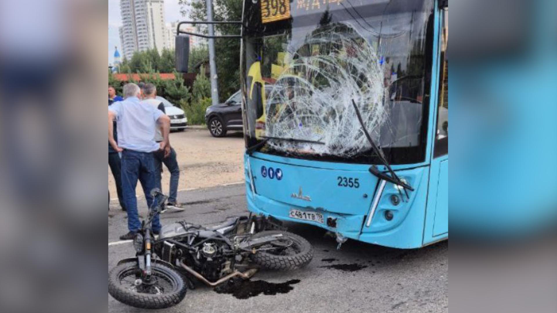 В Парголово автобус сбил парня и девушку на мотоцикле. Пару госпитализировали