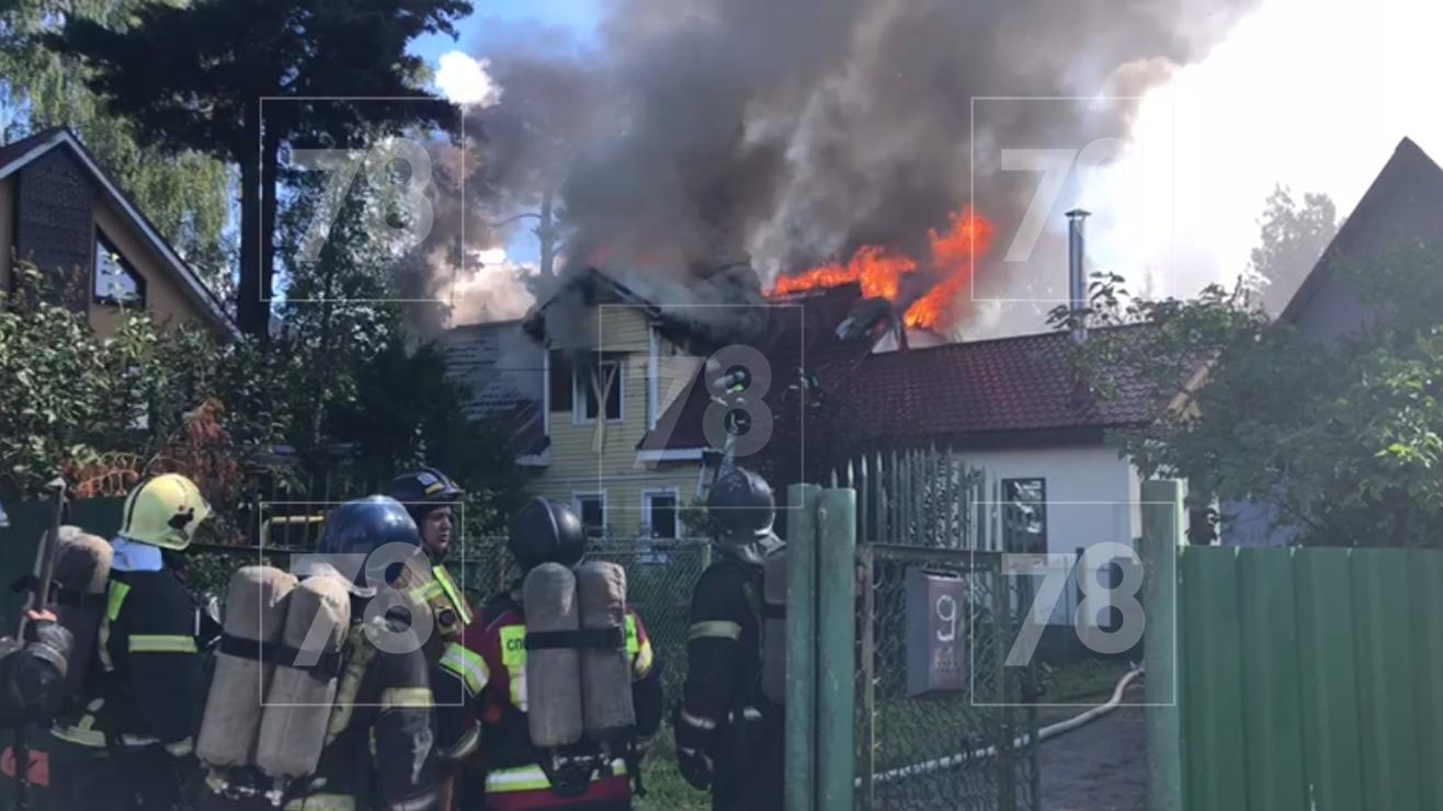 Мощное пламя охватило жилой дом в Зеленогорске – видео...