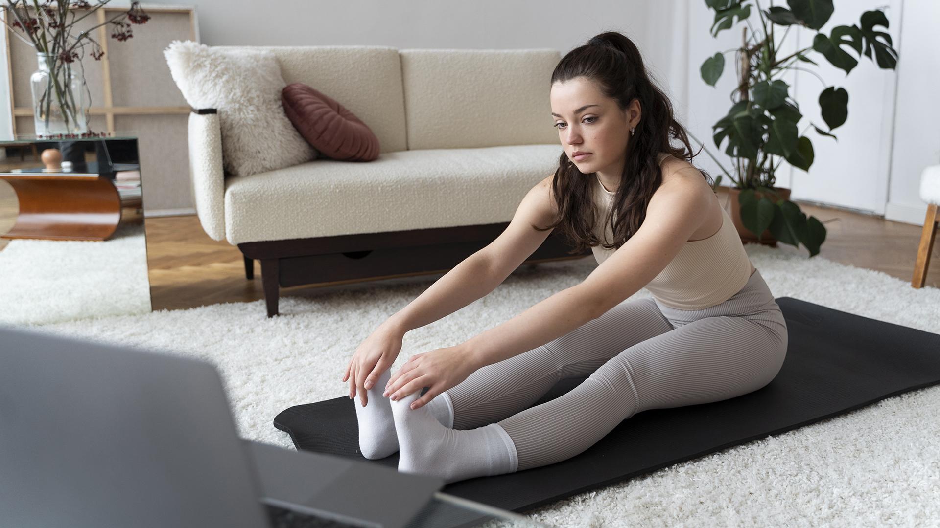 в колготках на корточках Травмы во время домашних тренировок: какие бывают, как можно и...