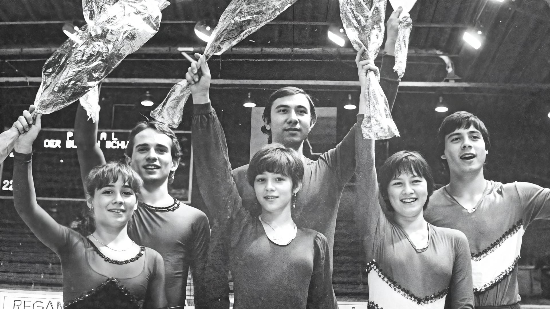 Инна Волянская в середине/ Архивное фото