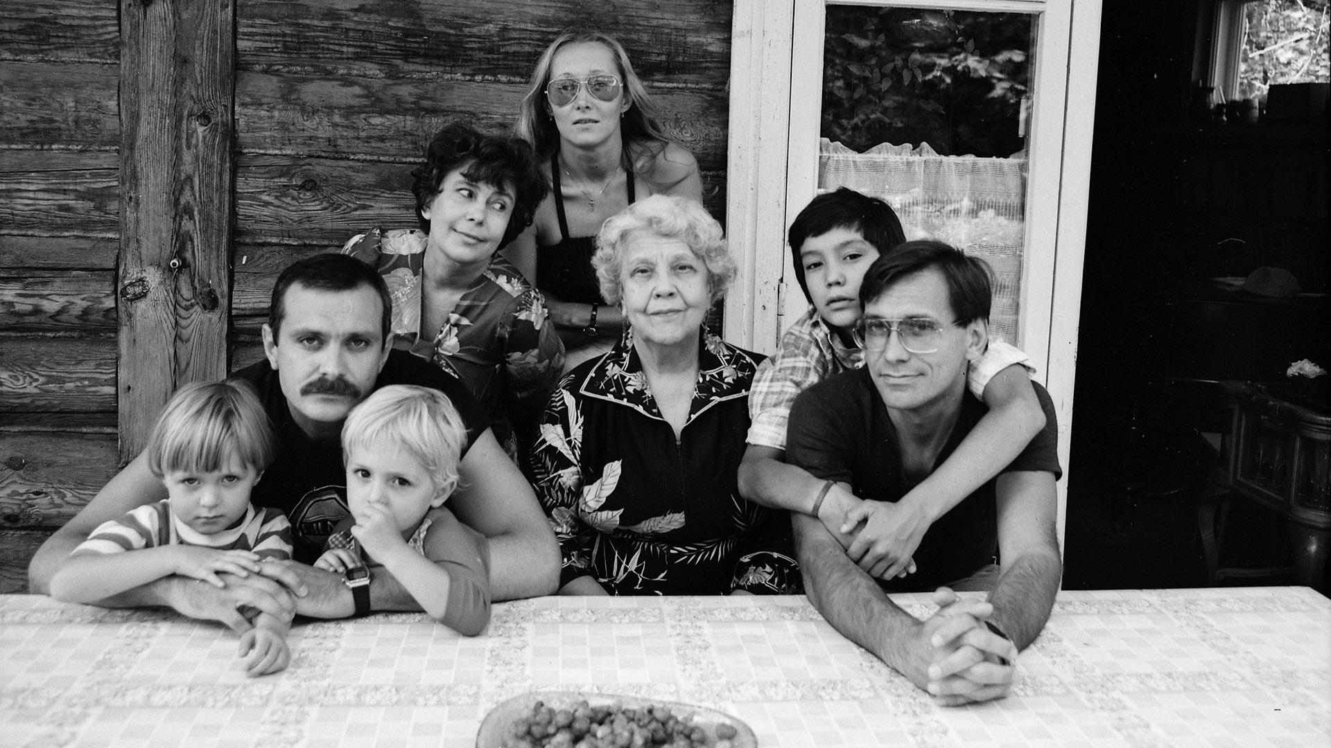 Никита Михалков с женой и детьми, Андрей Кончаловский с сыном и их мать Наталья Кончаловская (в центре)/ Фото: Aleksandr Sternin/globallookpress.com