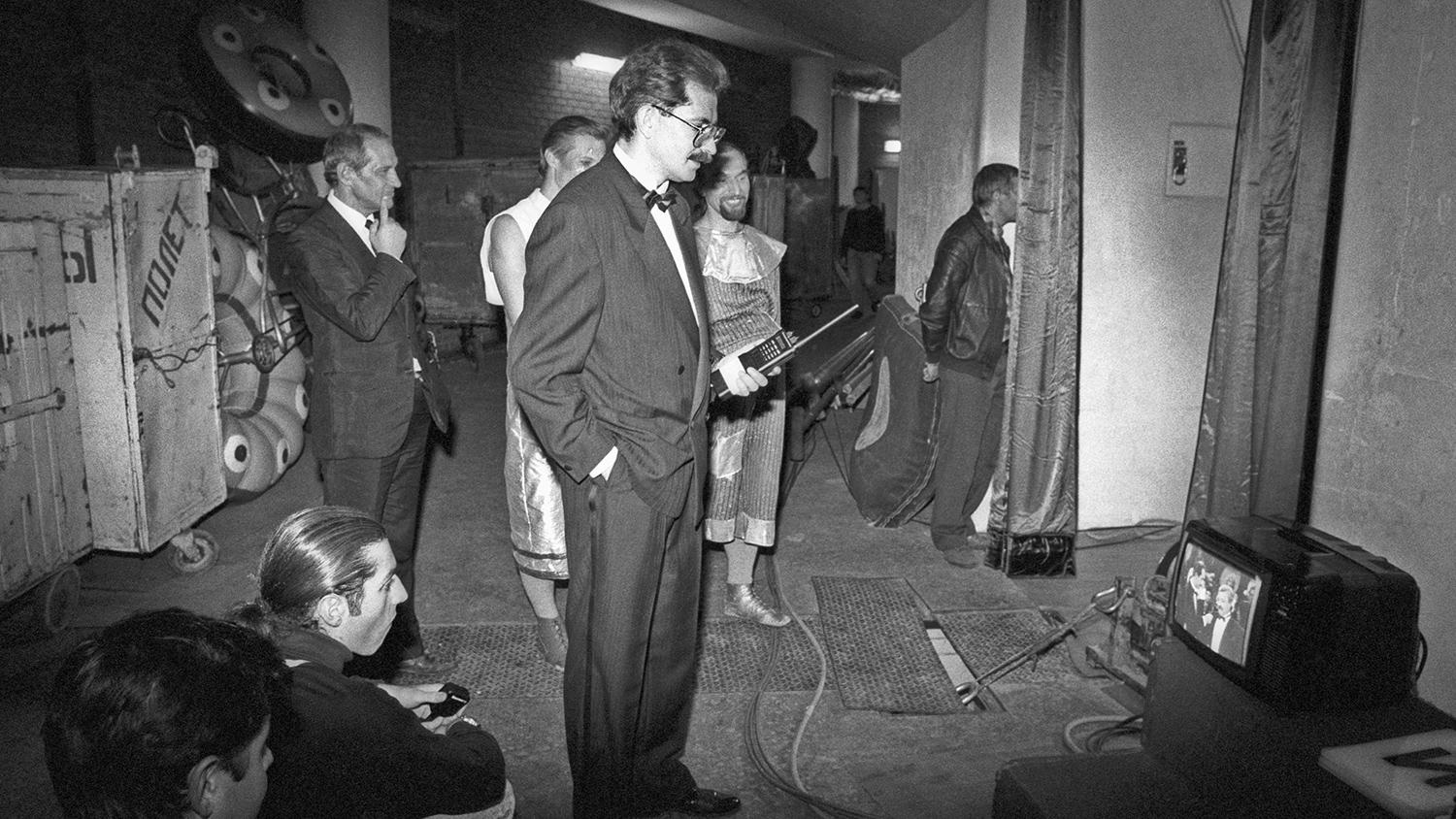 Владислав Листьев за кулисами Московского цирка на Цветном бульваре во время съемок сотой телепередачи «Поле Чудес», 1992 год/ Фото: Николай Малышев/ТАСС