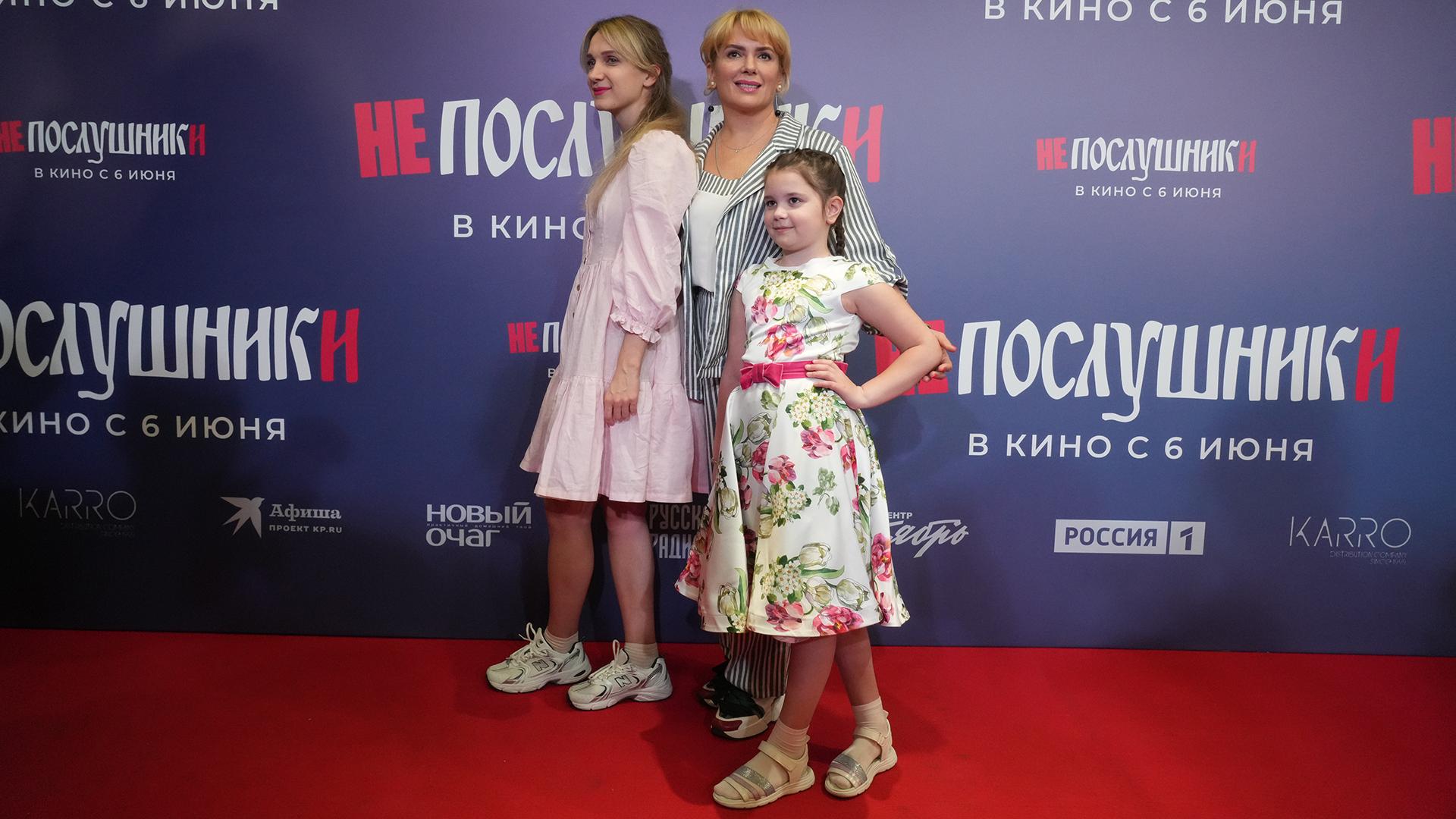 С дочками Полиной (слева) и Глафирой/ Фото: ИЗВЕСТИЯ/Дмитрий Коротаев