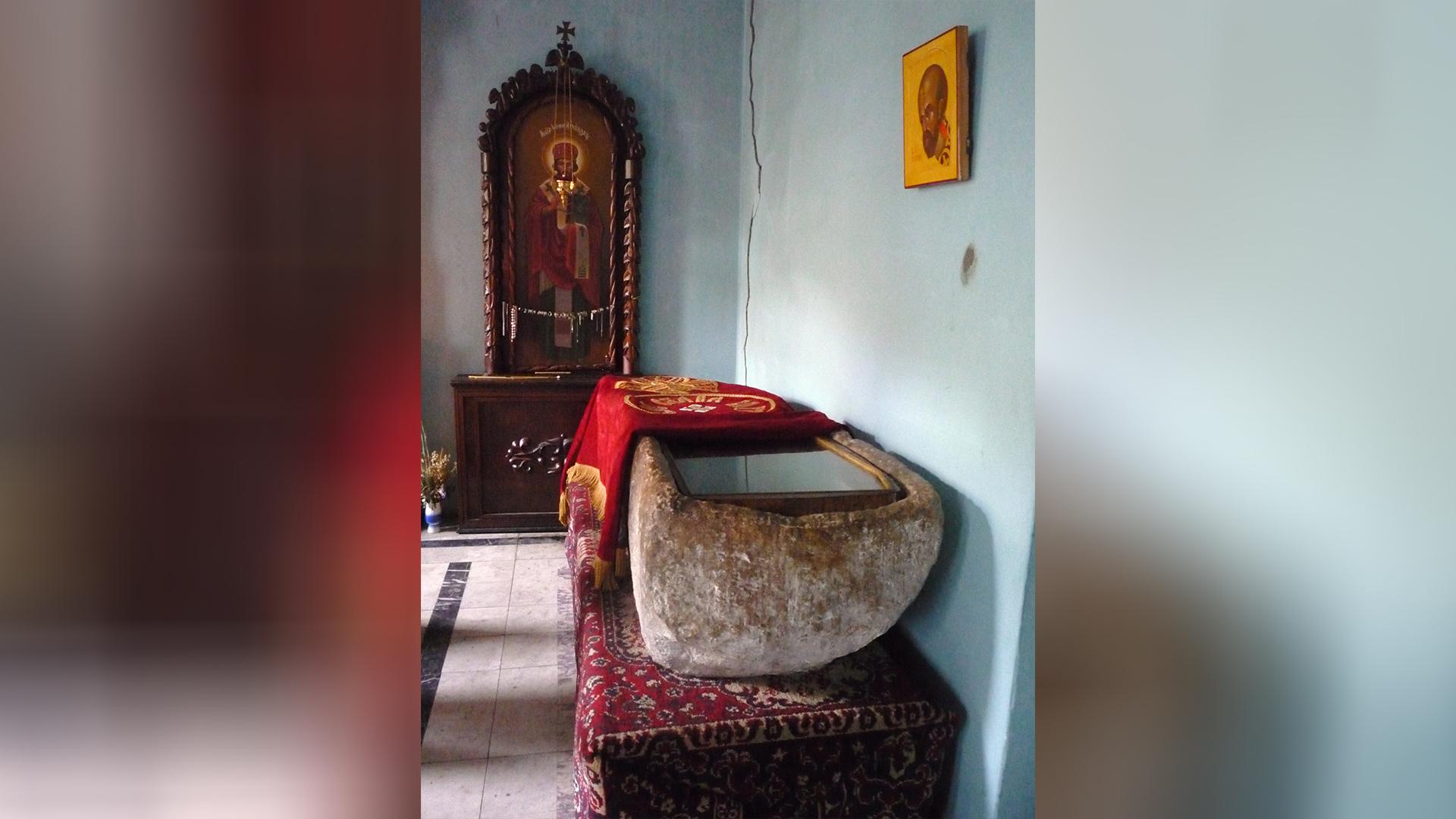 Каменная гробница (по местному преданию гробница Иоанна Златоуста) в Команах Абхазских/ Фото: wikipedia.org; Общественное достояние