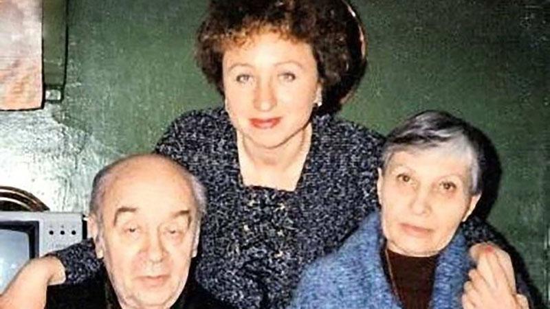 Валентина Леонидовна со своим отцом Леонидом Броневым и его супругой Викторией/ Фото: Одноклассники