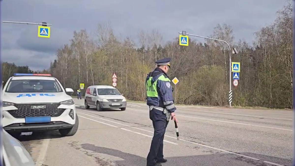 Полиция ещё вчера досматривала машины в поисках подозреваемого/ Фото: 78.ru