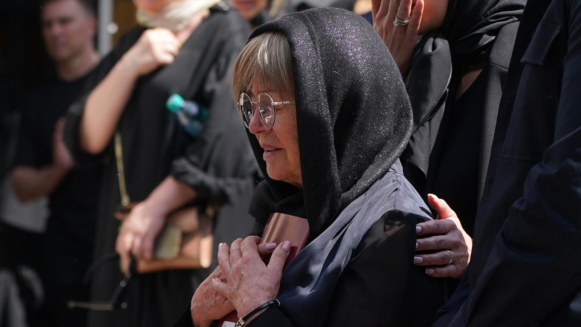 Мать Анастасии Заворотнюк на похоронах. Фото: ИЗВЕСТИЯ/Эдуард Корниенко