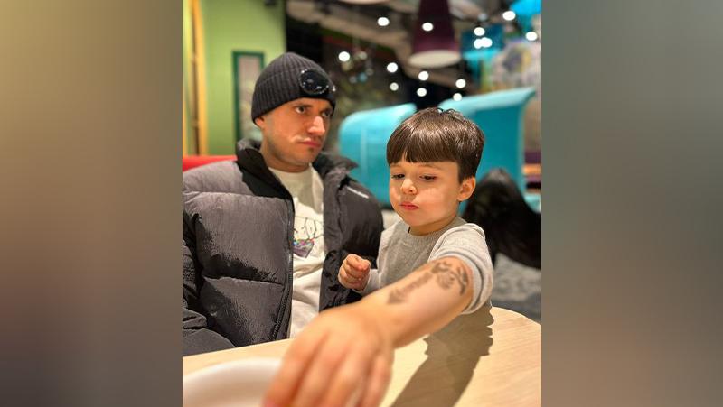 Паша Техник с сыном/ Фото: t.me/evakaritskaua