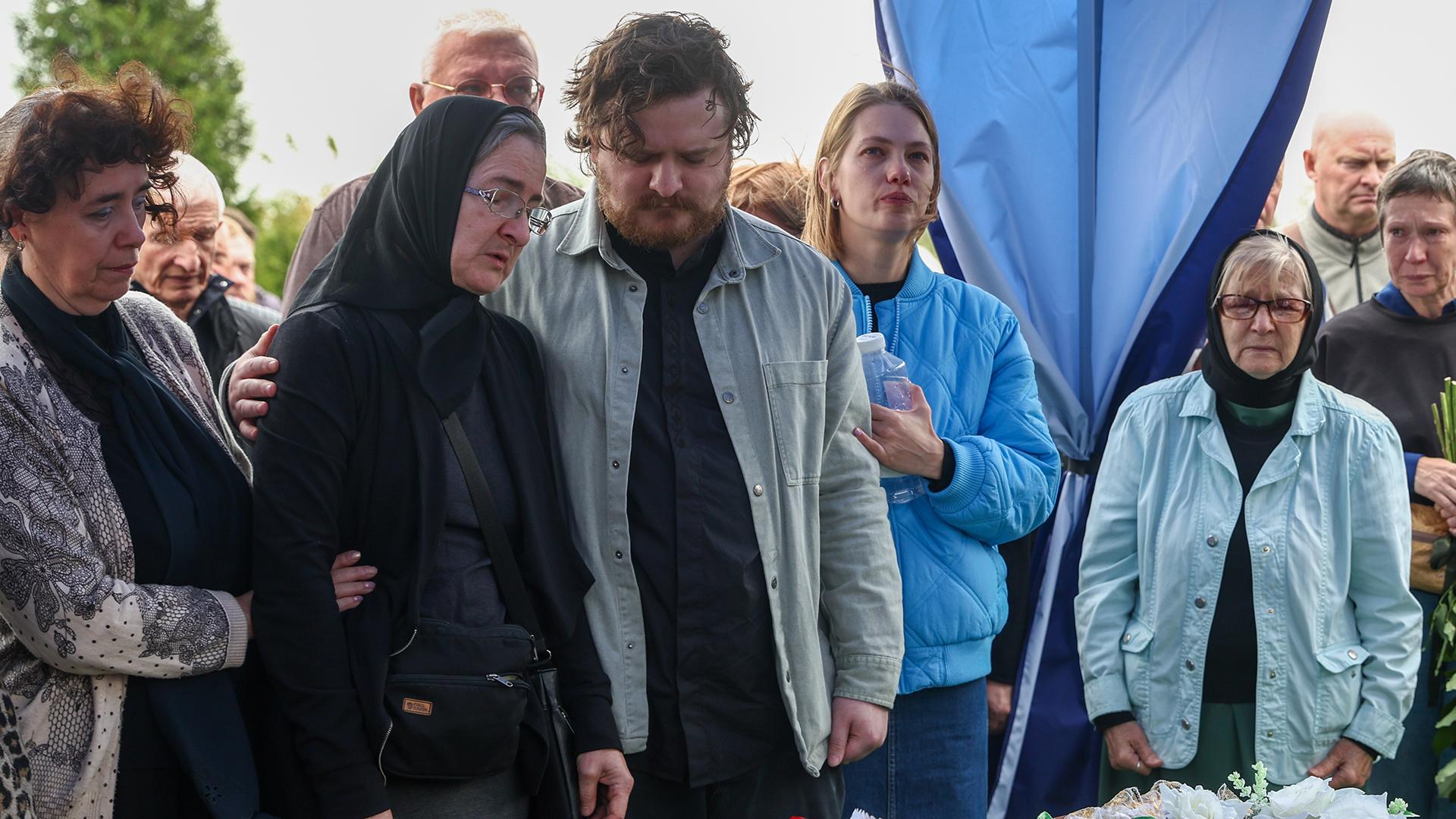 Вдова и сын актёра/ Фото: Shatokhina Natalia/globallookpress.com