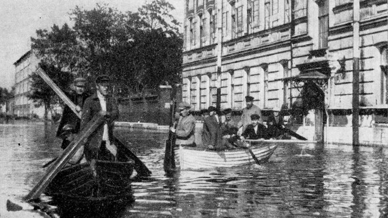 Передвижение на лодках по улицам Васильевского острова во время наводнения 23 сентября 1924 года/ Фото: wikipedia.org