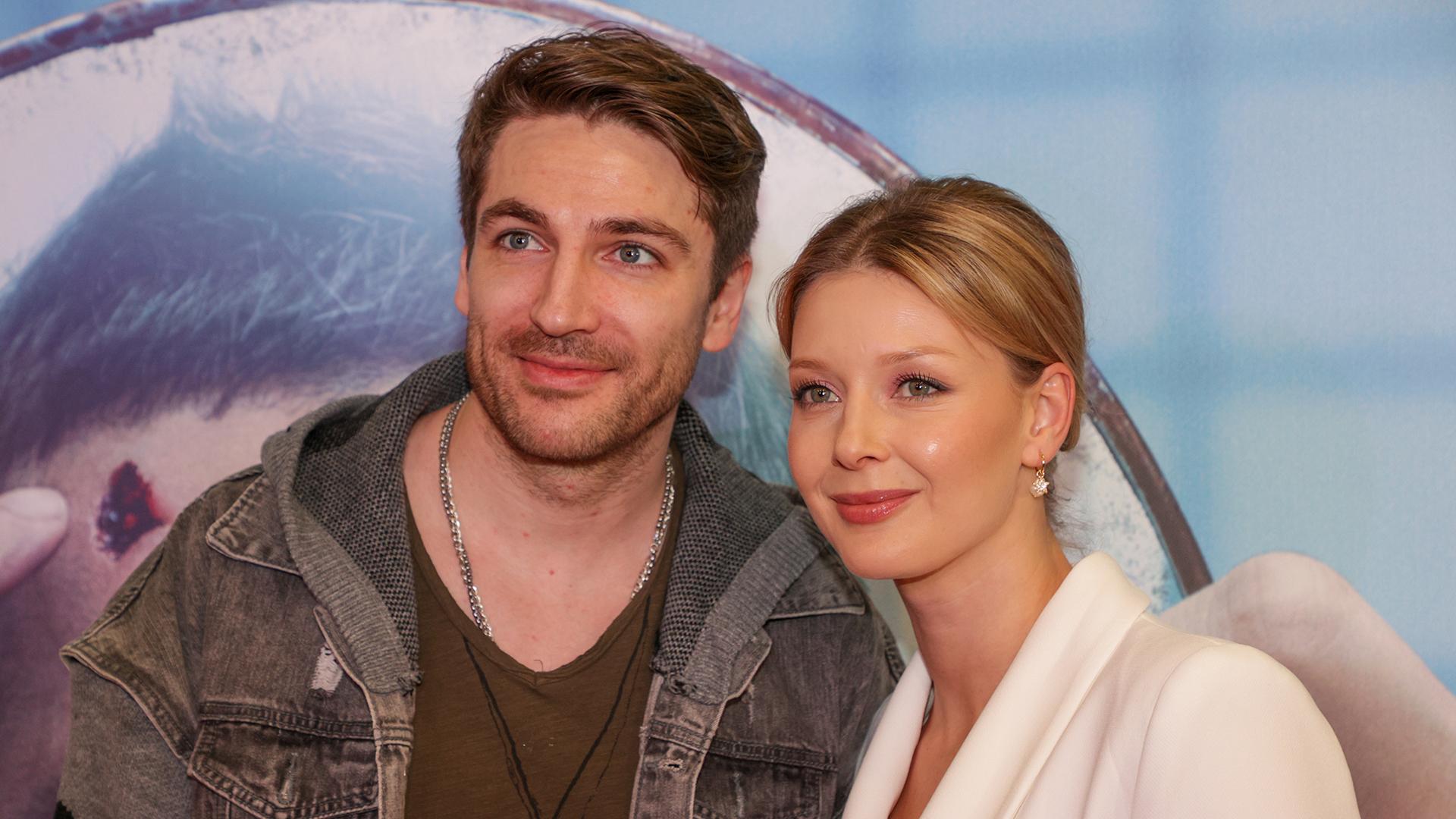 Әйелім былғары юбкадағы сексті жақсы көреді. Диванда жетілген әйелдермен жыныстық қатынас