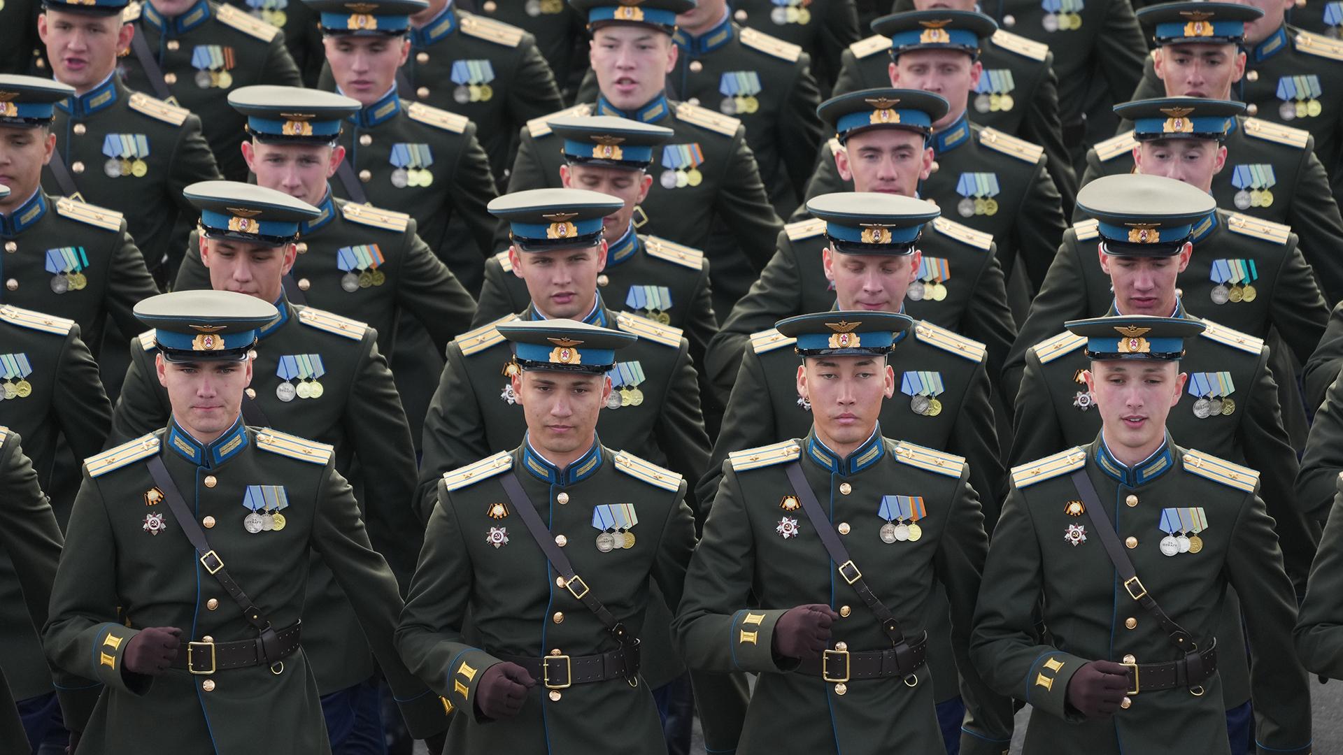 Военнослужащие в парадной форме ВВС СССР образца 1945-го года/ Фото: ИЗВЕСТИЯ/Дмитрий Коротаев