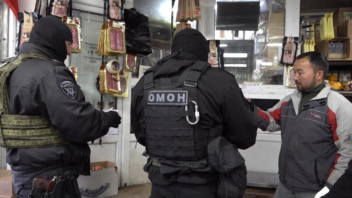 Архивное фото рейда на Сенном рынке / Фото: пресс-служба ГУ МВД России по Петербургу и Ленобласти