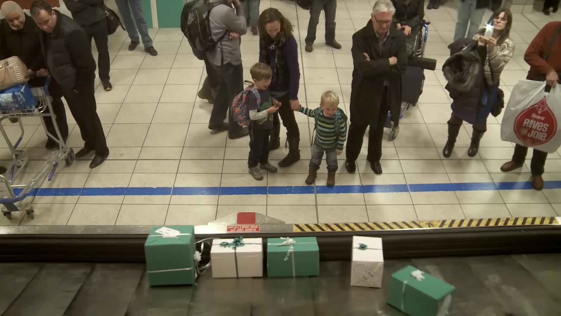 Фото: кадр из WestJet Christmas Miracle: real-time giving