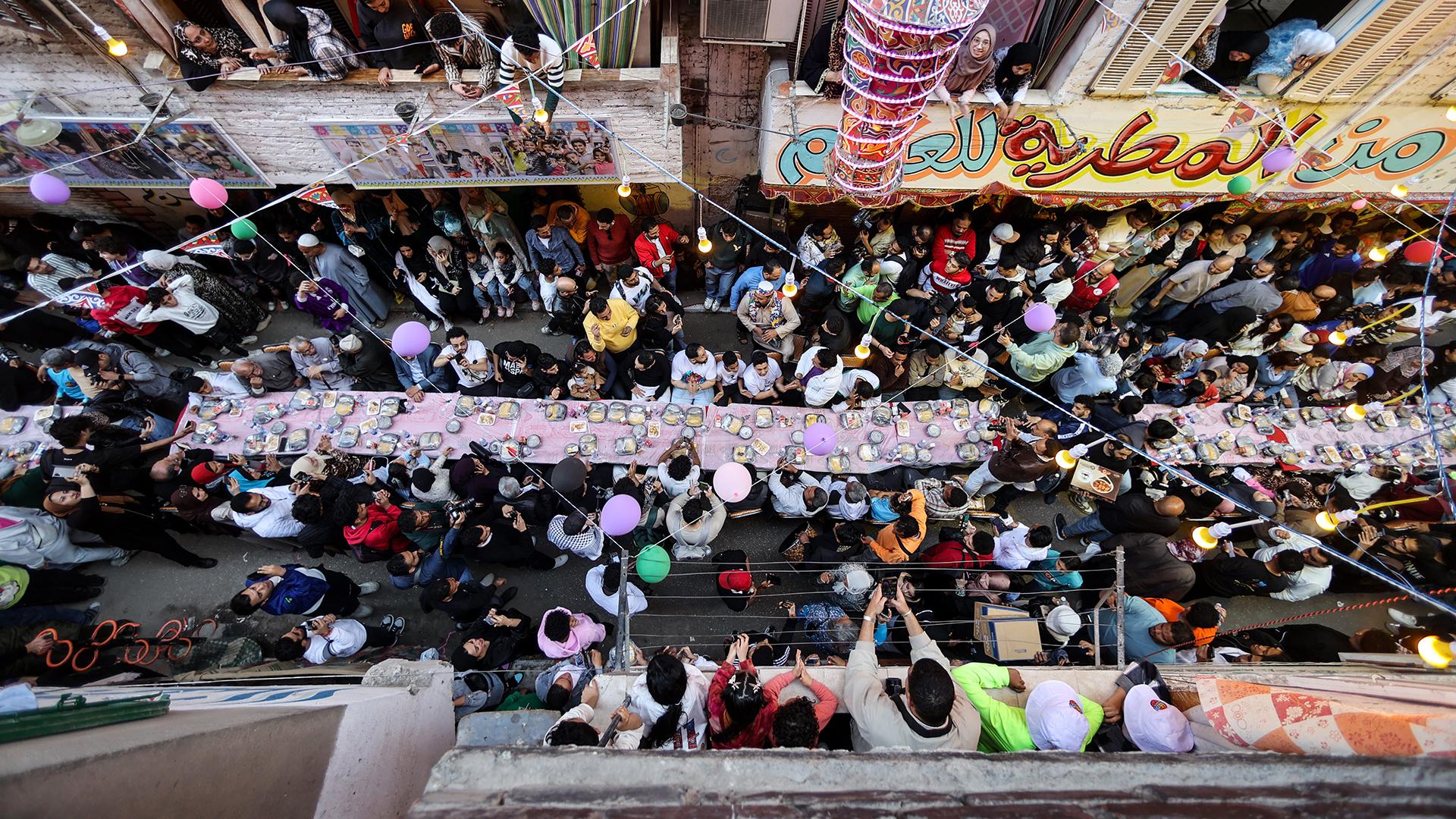 Ифтар в Каире/ Фото: Mohammed Talatene/globallookpress.com