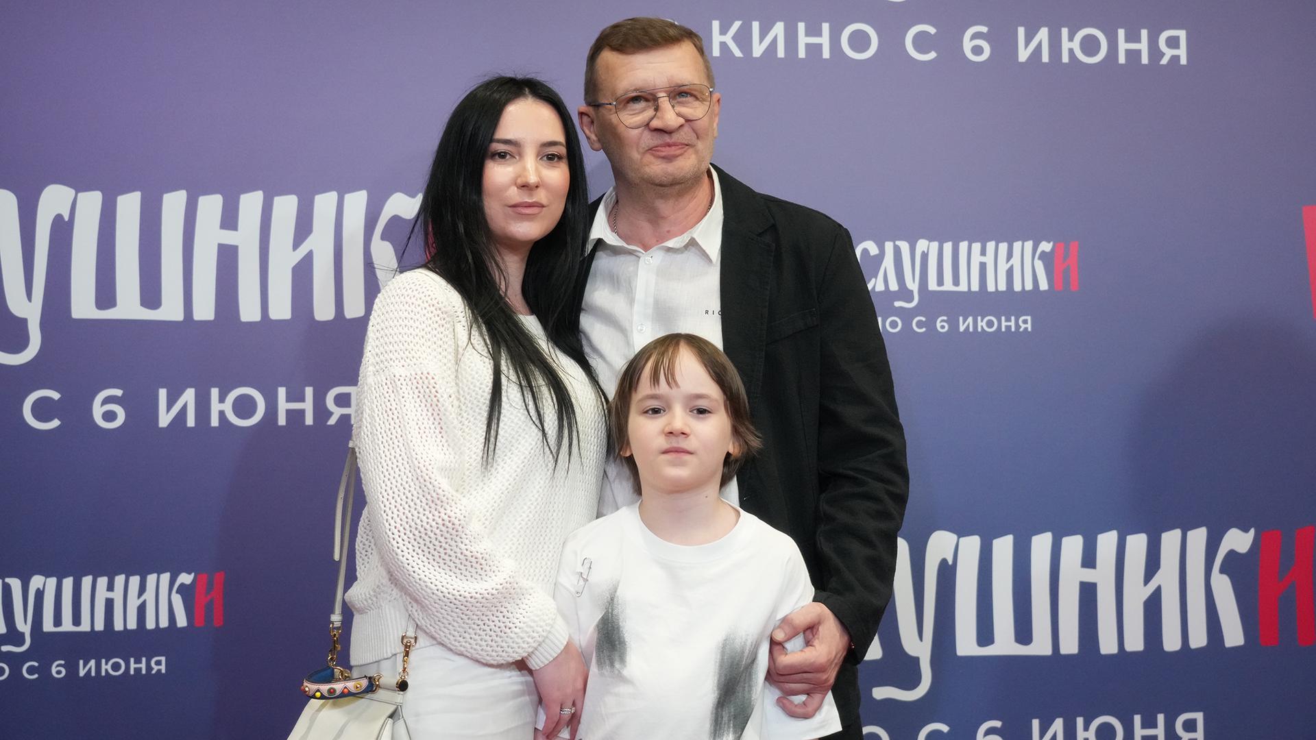 С женой Татьяной и сыном Максимом/ Фото: ИЗВЕСТИЯ/Дмитрий Коротаев