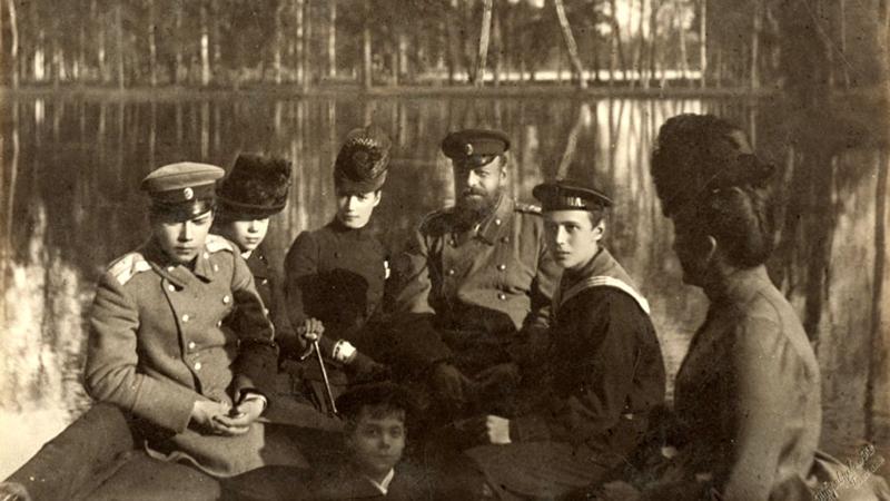 Александр III с императрицей Марией Фёдоровной и детьми на лодке. Гатчина/ Фото: wikimedia.org; Public Domain